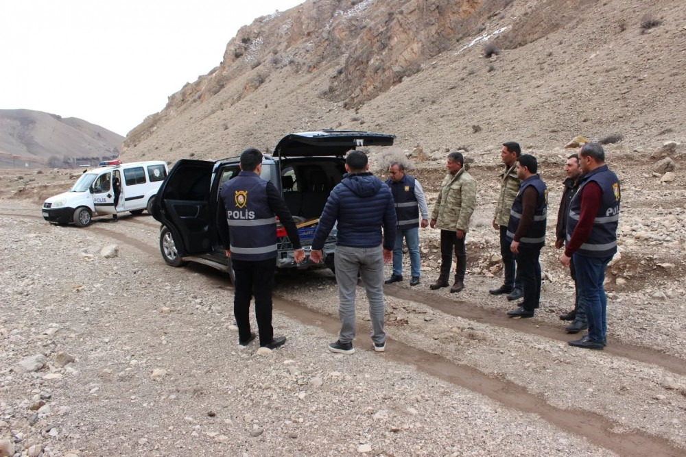 Çalxanqala kəndi ərazisində qanunsuz ov edən kənd sakinləri saxlanılıb<font color=red> - FOTOLAR</font>