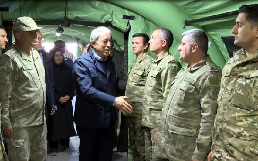 Hulusi Akar yardıma getmiş azərbaycanlı həkimləri ziyarət edib: "Kədərdə də, sevincdə də birlikdəyik"<font color=red> - FOTOLAR</font>