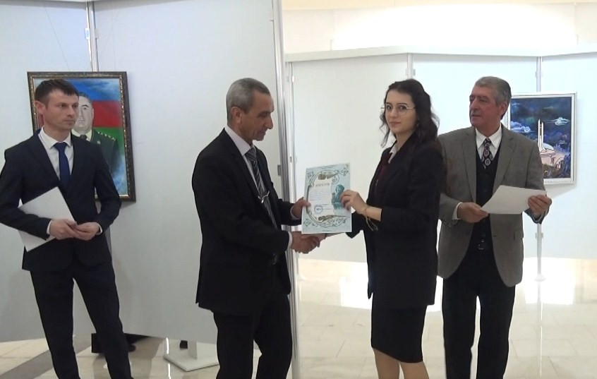 Naxçıvanda “Mən və mən” rəsm müsabiqəsinin iştirakçıları  mükafatlandırılıb<font color=red> - FOTOLAR</font>