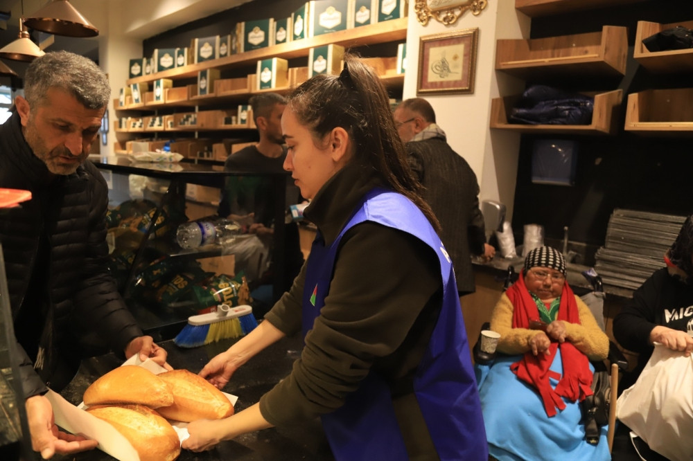 Azərbaycan gəncləri Türkiyədəki çörəkbişirmə məntəqəsində könüllü kimi çalışır<font color=red> - FOTOLAR</font>