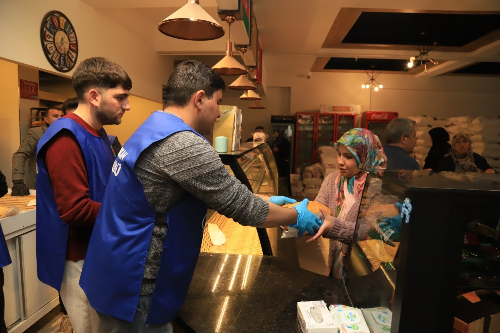 Azərbaycan gəncləri Türkiyədəki çörəkbişirmə məntəqəsində könüllü kimi çalışır<font color=red> - FOTOLAR</font>