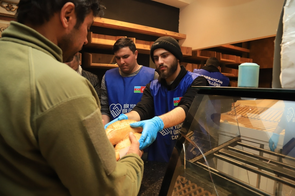 Azərbaycan gəncləri Türkiyədəki çörəkbişirmə məntəqəsində könüllü kimi çalışır<font color=red> - FOTOLAR</font>