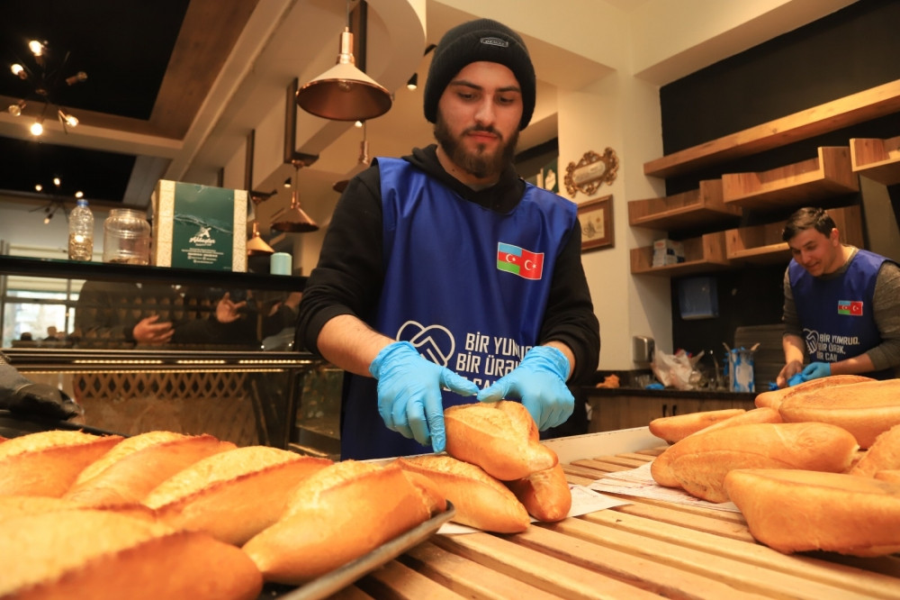 Azərbaycan gəncləri Türkiyədəki çörəkbişirmə məntəqəsində könüllü kimi çalışır<font color=red> - FOTOLAR</font>