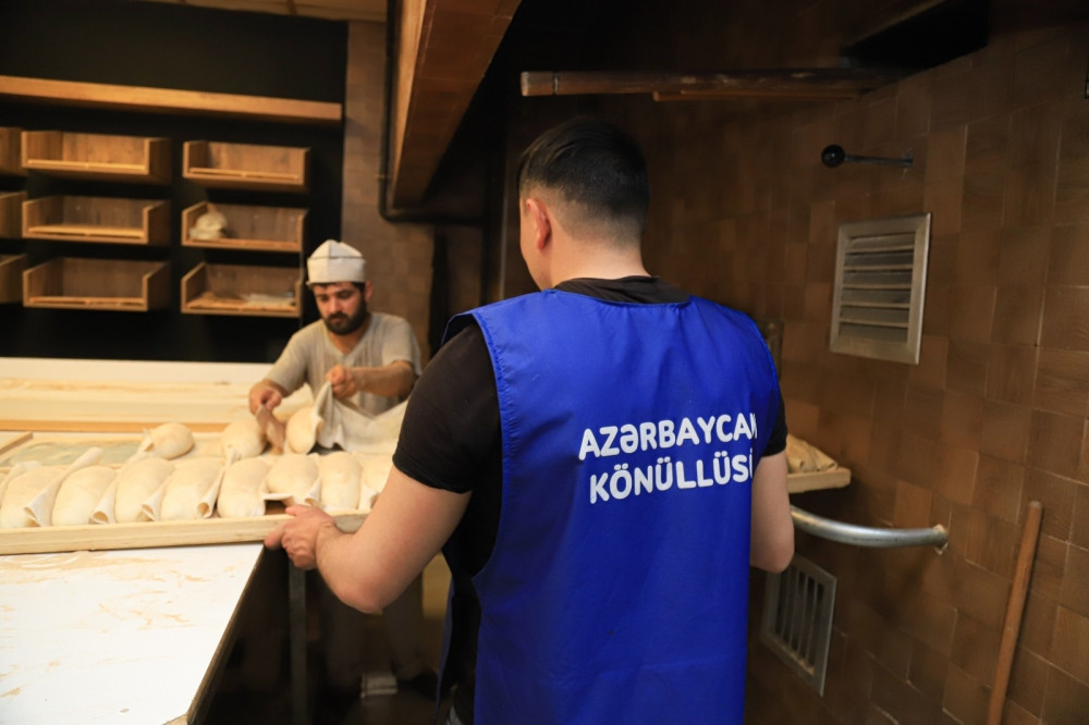Azərbaycan gəncləri Türkiyədəki çörəkbişirmə məntəqəsində könüllü kimi çalışır<font color=red> - FOTOLAR</font>