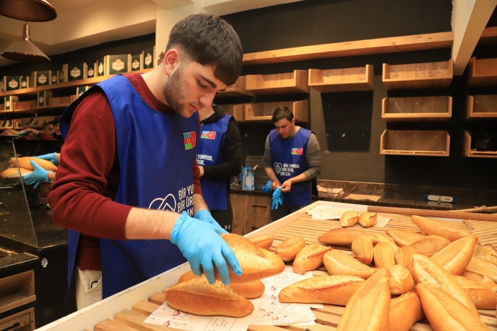 Azərbaycan gəncləri Türkiyədəki çörəkbişirmə məntəqəsində könüllü kimi çalışır<font color=red> - FOTOLAR</font>