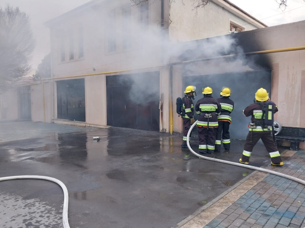 Culfa şəhərində avtomobil təmiri sexində yanğın söndürülüb<font color=red> - FOTOLAR</font>