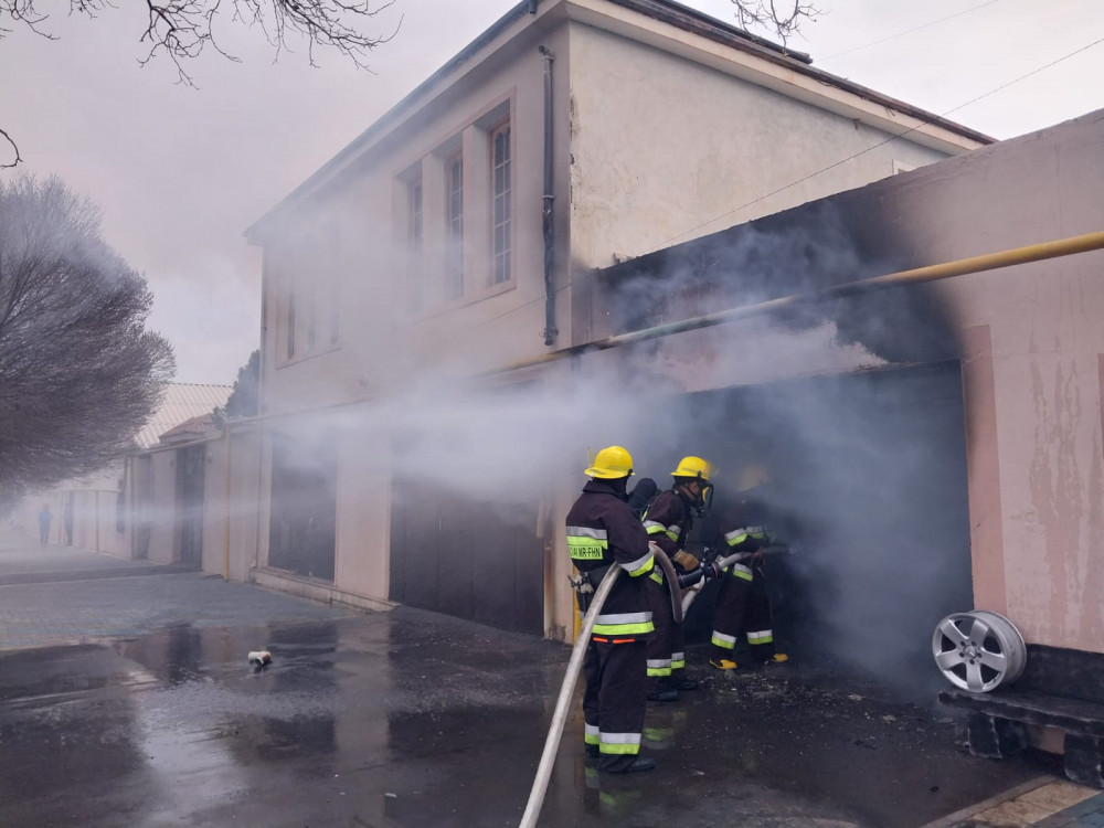 Culfa şəhərində avtomobil təmiri sexində yanğın söndürülüb<font color=red> - FOTOLAR</font>