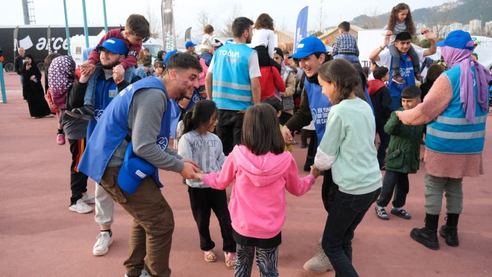 Azərbaycan könüllüləri Türkiyədə zərərçəkən uşaqlara xidmət göstərməkdə davam edirlər<font color=red> - FOTOLAR</font>