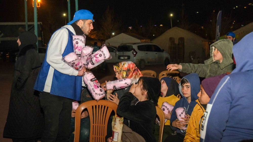 Azərbaycan könüllüləri Türkiyədə zərərçəkən uşaqlara xidmət göstərməkdə davam edirlər<font color=red> - FOTOLAR</font>