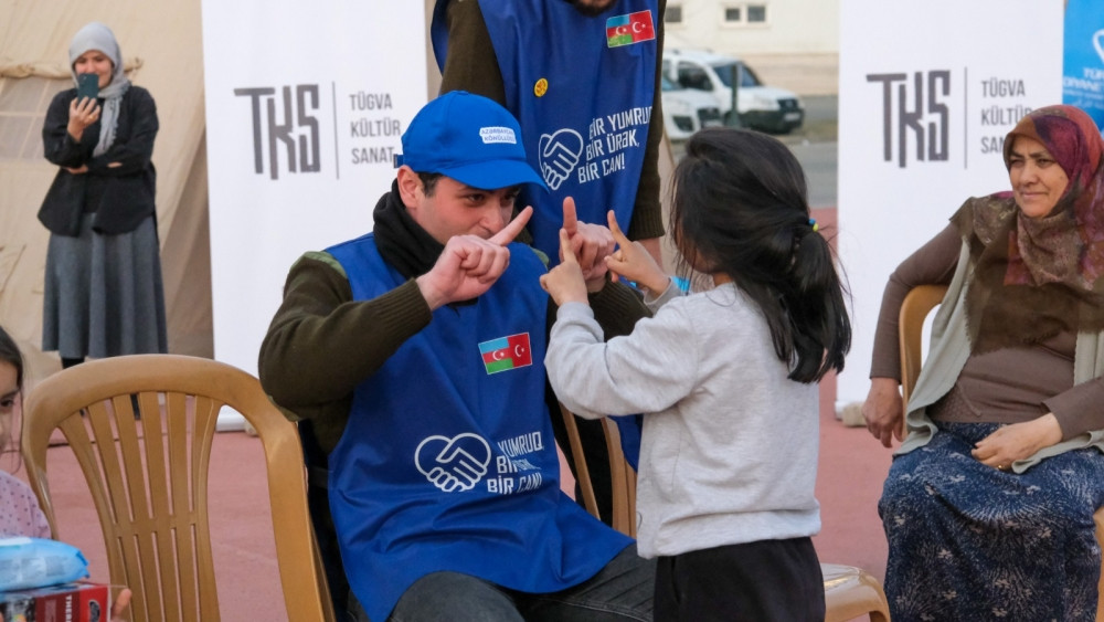 Azərbaycan könüllüləri Türkiyədə zərərçəkən uşaqlara xidmət göstərməkdə davam edirlər<font color=red> - FOTOLAR</font>