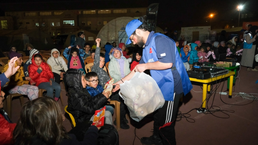 Azərbaycan könüllüləri Türkiyədə zərərçəkən uşaqlara xidmət göstərməkdə davam edirlər<font color=red> - FOTOLAR</font>