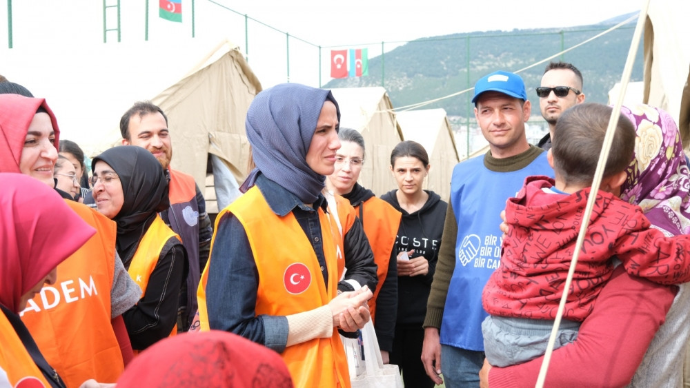 Türkiyədə Azərbaycan könüllüləri zəlzələdən zərərçəkən qadınları sevindirib<font color=red> - FOTOLAR</font>