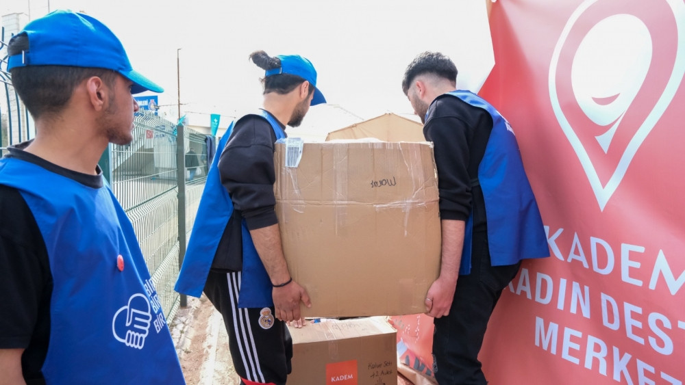 Türkiyədə Azərbaycan könüllüləri zəlzələdən zərərçəkən qadınları sevindirib<font color=red> - FOTOLAR</font>