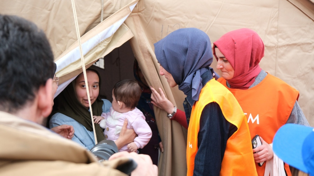 Türkiyədə Azərbaycan könüllüləri zəlzələdən zərərçəkən qadınları sevindirib<font color=red> - FOTOLAR</font>