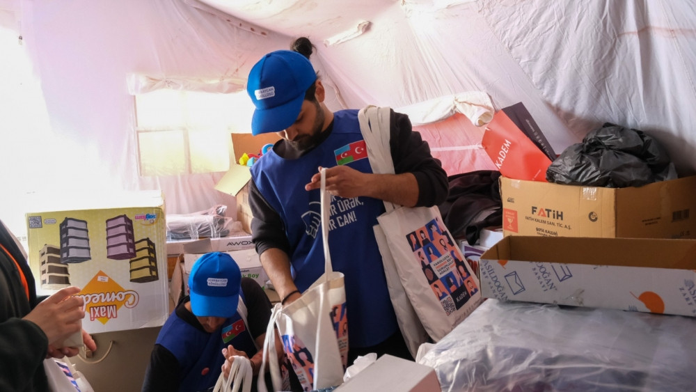 Türkiyədə Azərbaycan könüllüləri zəlzələdən zərərçəkən qadınları sevindirib<font color=red> - FOTOLAR</font>
