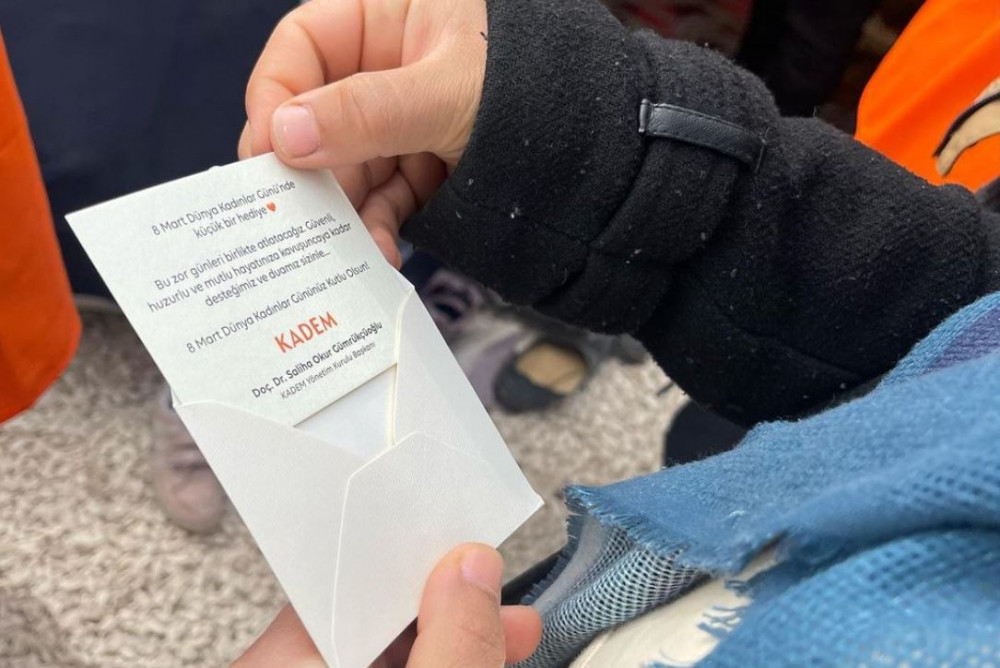 Türkiyədə Azərbaycan könüllüləri zəlzələdən zərərçəkən qadınları sevindirib<font color=red> - FOTOLAR</font>