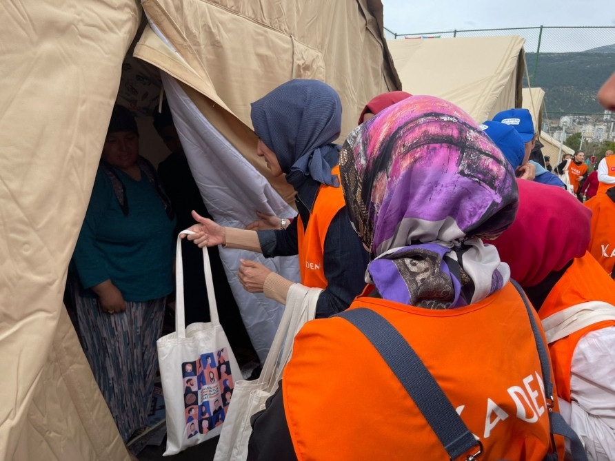 Türkiyədə Azərbaycan könüllüləri zəlzələdən zərərçəkən qadınları sevindirib<font color=red> - FOTOLAR</font>