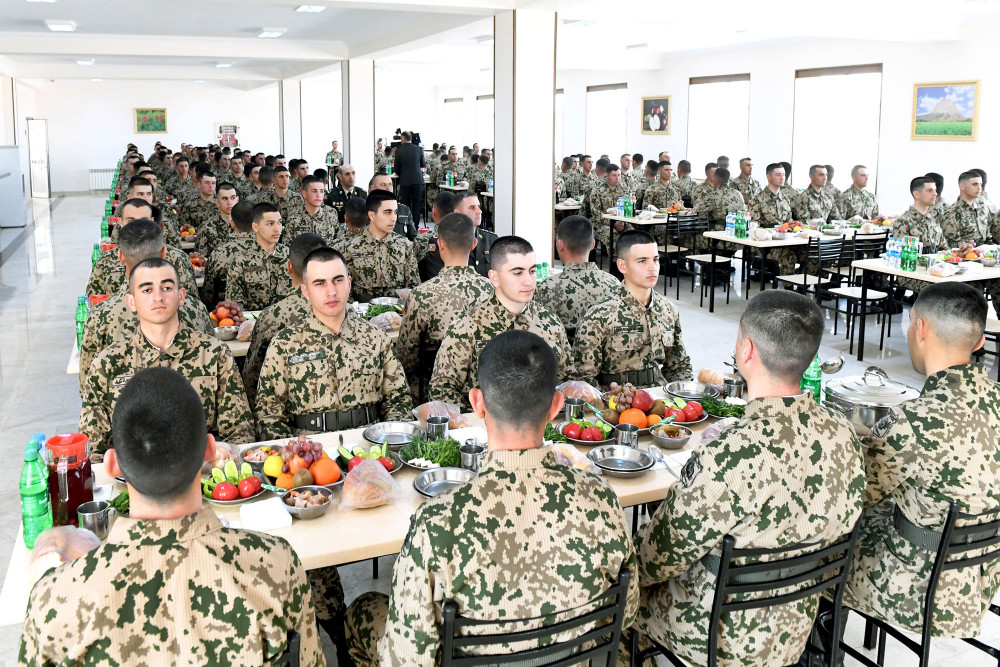 Daxili Qoşunların Şərur rayonu ərazisində yerləşən hərbi  hissəsində xidmət və yaşayış şəraiti ilə tanışlıq olub<font color=red> - FOTOLAR</font>