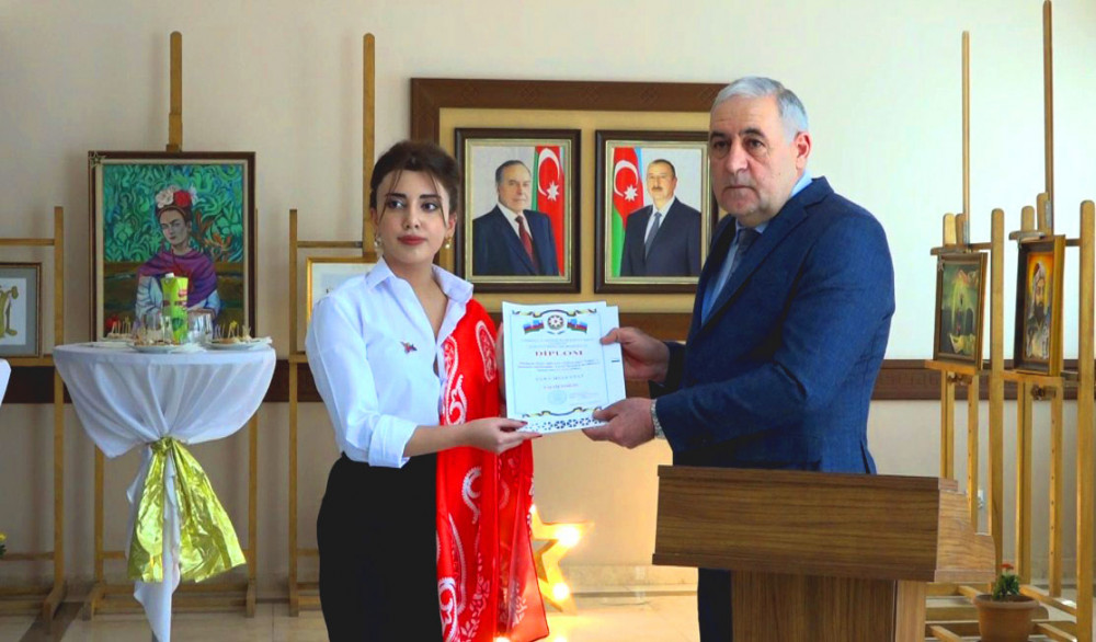 Naxçıvan Müəllimlər İnstitutunun tələbəsi Sara Hüseynlinin fərdi rəsm sərgisi açılıb<font color=red> - FOTOLAR</font>