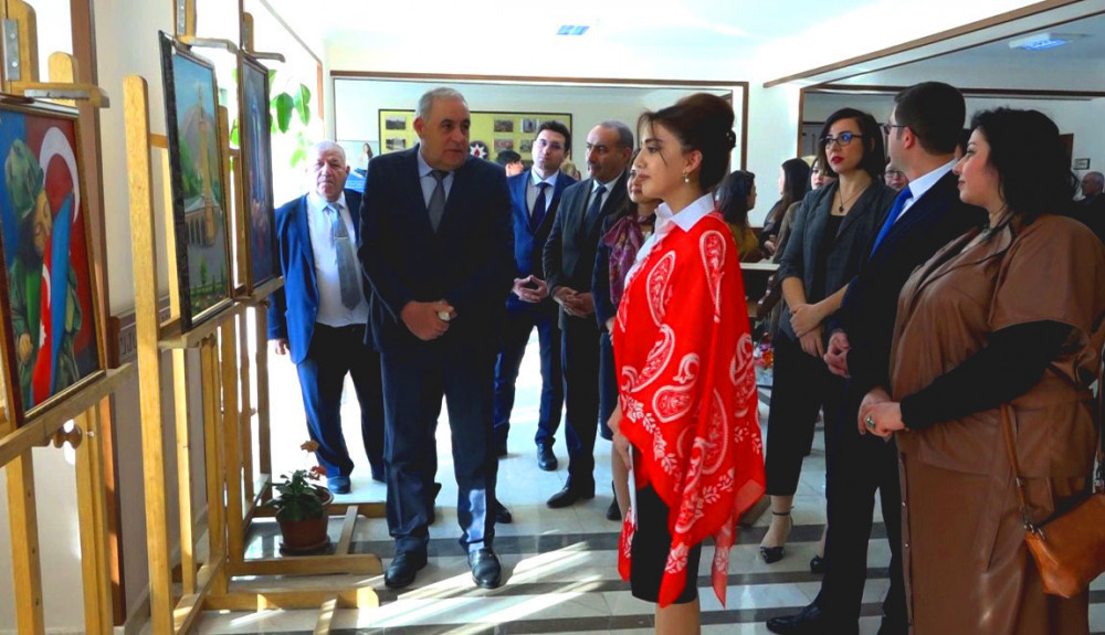 Naxçıvan Müəllimlər İnstitutunun tələbəsi Sara Hüseynlinin fərdi rəsm sərgisi açılıb<font color=red> - FOTOLAR</font>