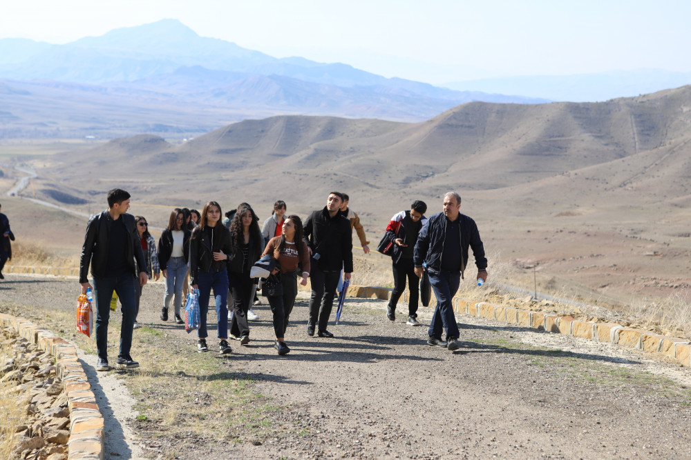 Tələbələr Əlincə qalasına yürüş ediblər<font color=red> - FOTOLAR</font>
