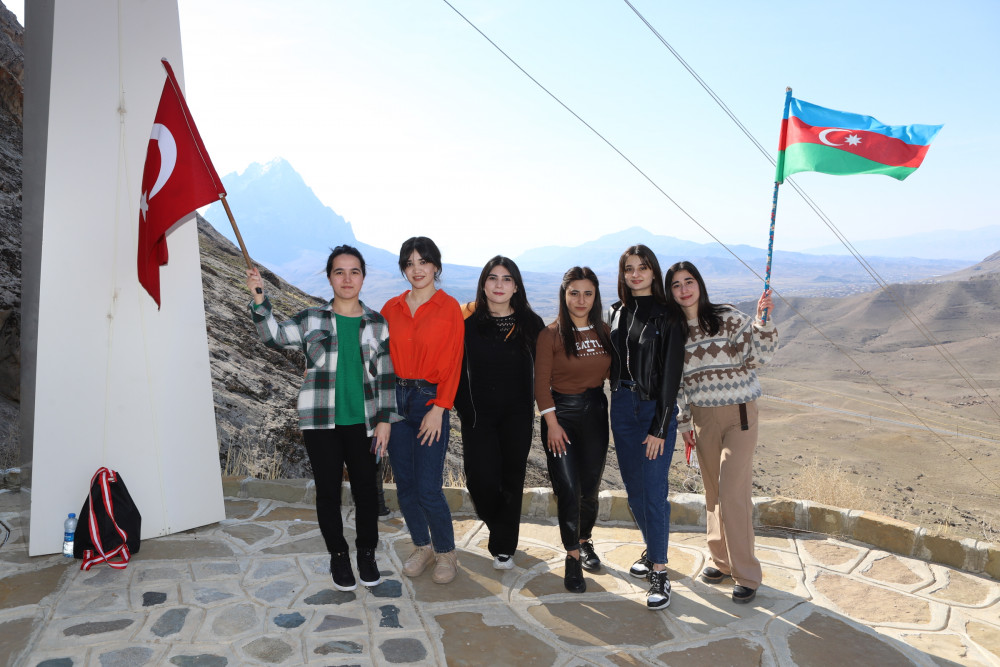 Tələbələr Əlincə qalasına yürüş ediblər<font color=red> - FOTOLAR</font>