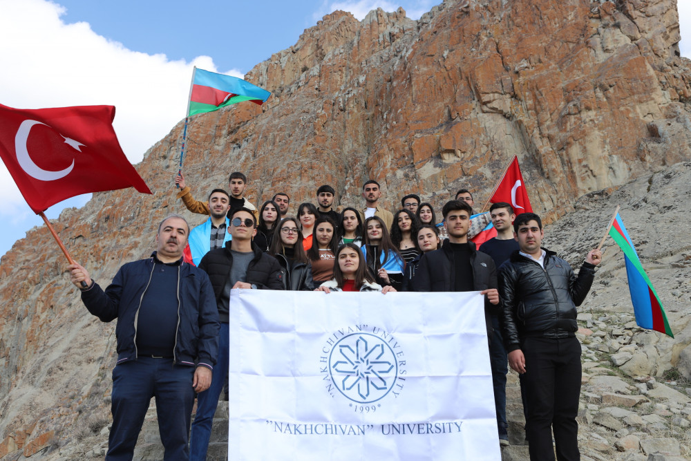 Tələbələr Əlincə qalasına yürüş ediblər<font color=red> - FOTOLAR</font>