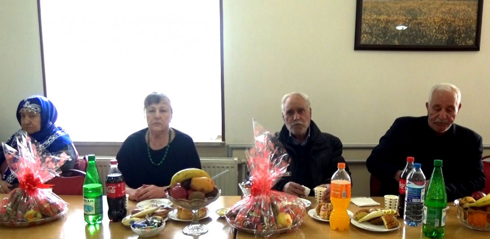 Tələbələr Ahıllar evi sakinlərinə bayram sovqatı aparıblar<font color=red> - FOTOLAR</font>