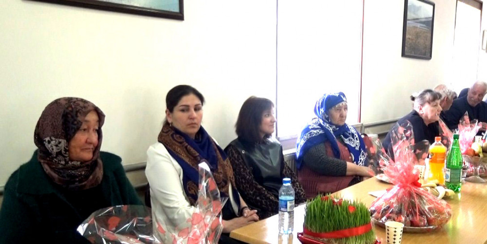 Tələbələr Ahıllar evi sakinlərinə bayram sovqatı aparıblar<font color=red> - FOTOLAR</font>