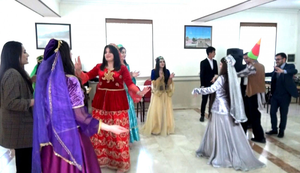 Tələbələr Ahıllar evi sakinlərinə bayram sovqatı aparıblar<font color=red> - FOTOLAR</font>