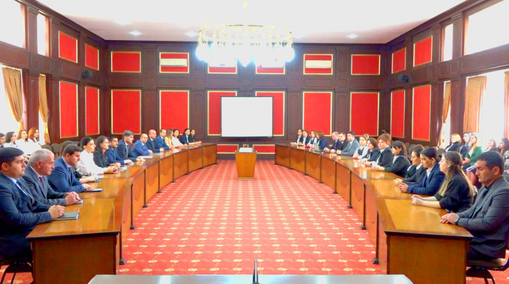 Naxçıvan Şəhər İcra Hakimiyyətində ümummilli liderlə bağlı tədbir keçirilib<font color=red> - FOTOLAR</font>