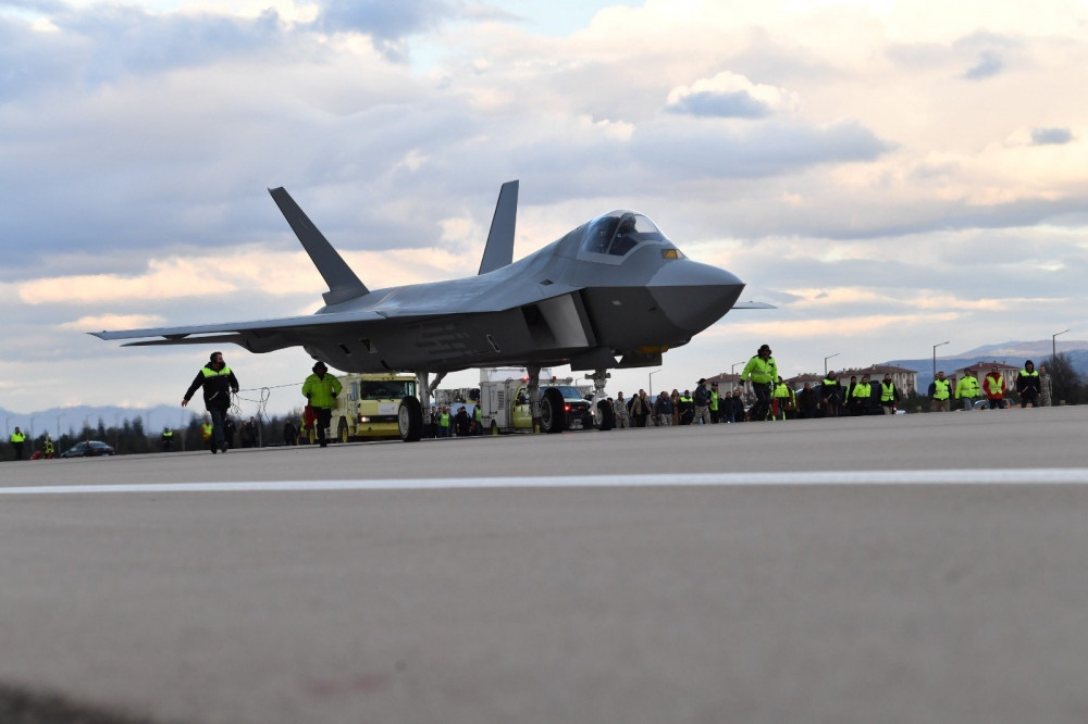 Türkiyənin ilk döyüş təyyarəsi uçuş-enmə zolağında<font color=red> - FOTOLAR</font>