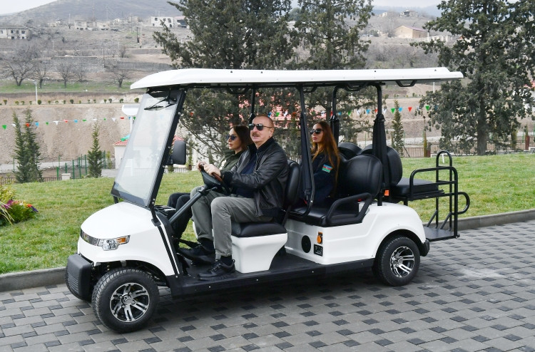 Prezident İlham Əliyev və birinci xanım Mehriban Əliyeva Talış kəndində görülən işlərlə tanış olublar<font color='red'> - YENİLƏNİB</font><font color=red> - FOTOLAR</font>