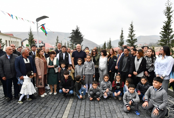 Prezident İlham Əliyev və birinci xanım Mehriban Əliyeva Talış kəndində görülən işlərlə tanış olublar<font color='red'> - YENİLƏNİB</font><font color=red> - FOTOLAR</font>