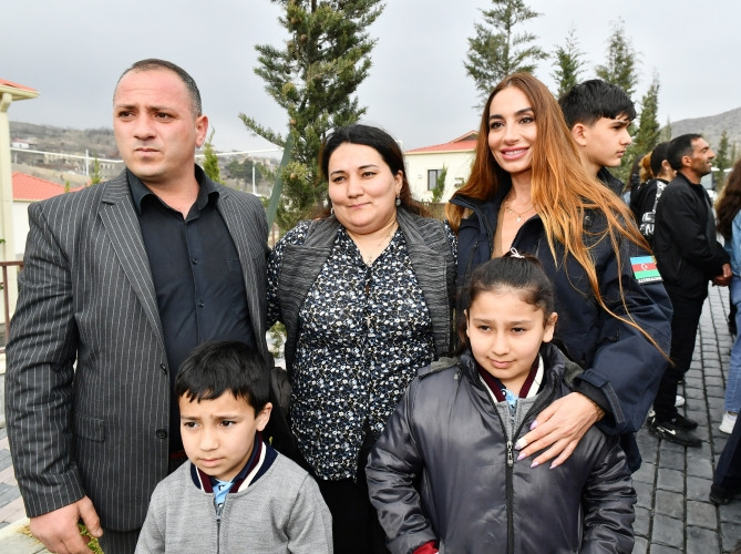 Prezident İlham Əliyev və birinci xanım Mehriban Əliyeva Talış kəndində görülən işlərlə tanış olublar<font color='red'> - YENİLƏNİB</font><font color=red> - FOTOLAR</font>