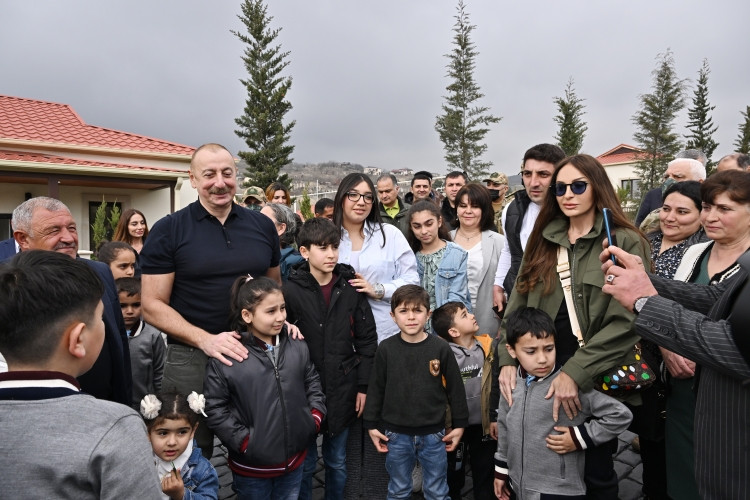 Prezident İlham Əliyev və birinci xanım Mehriban Əliyeva Talış kəndində görülən işlərlə tanış olublar<font color='red'> - YENİLƏNİB</font><font color=red> - FOTOLAR</font>