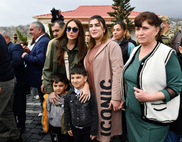 Prezident İlham Əliyev və birinci xanım Mehriban Əliyeva Talış kəndində görülən işlərlə tanış olublar<font color='red'> - YENİLƏNİB</font><font color=red> - FOTOLAR</font>