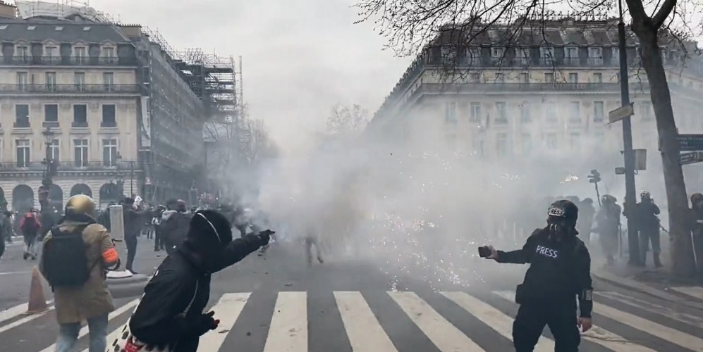 Fransa polisi pensiya islahatlarına etiraz edən nümayişçilərə zorakılıq göstərib<font color=red> - FOTOLAR</font>
