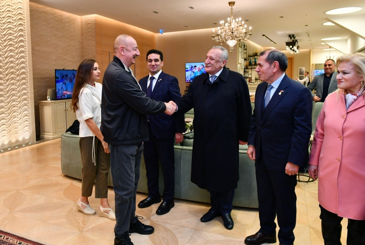 Prezident İlham Əliyev və birinci xanım Mehriban Əliyeva “Qarabağ” və “Qalatasaray” komandaları arasında keçirilən xeyriyyə oyununa baxıblar<font color='red'> - YENİLƏNİB</font><font color=red> - FOTOLAR</font>