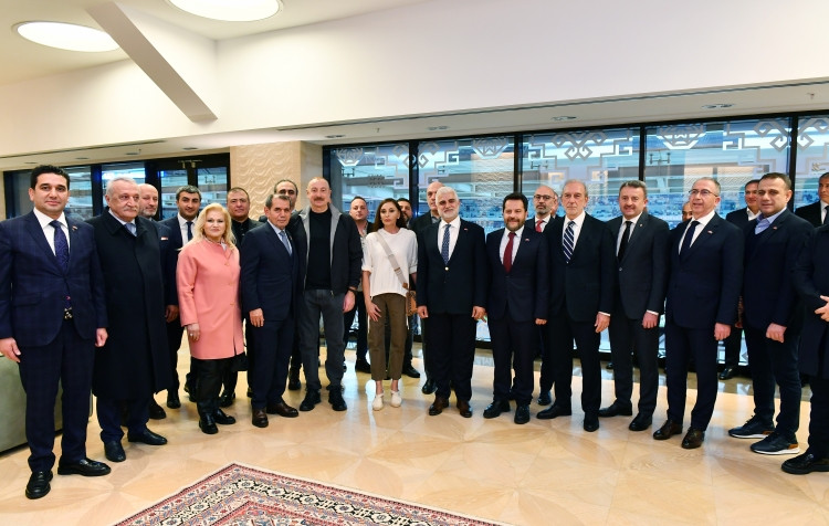 Prezident İlham Əliyev və birinci xanım Mehriban Əliyeva “Qarabağ” və “Qalatasaray” komandaları arasında keçirilən xeyriyyə oyununa baxıblar<font color='red'> - YENİLƏNİB</font><font color=red> - FOTOLAR</font>