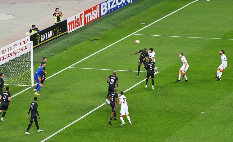 Prezident İlham Əliyev və birinci xanım Mehriban Əliyeva “Qarabağ” və “Qalatasaray” komandaları arasında keçirilən xeyriyyə oyununa baxıblar<font color='red'> - YENİLƏNİB</font><font color=red> - FOTOLAR</font>