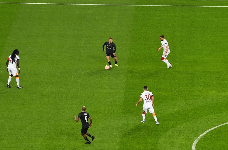 Prezident İlham Əliyev və birinci xanım Mehriban Əliyeva “Qarabağ” və “Qalatasaray” komandaları arasında keçirilən xeyriyyə oyununa baxıblar<font color='red'> - YENİLƏNİB</font><font color=red> - FOTOLAR</font>