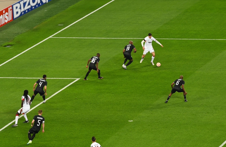 Prezident İlham Əliyev və birinci xanım Mehriban Əliyeva “Qarabağ” və “Qalatasaray” komandaları arasında keçirilən xeyriyyə oyununa baxıblar<font color='red'> - YENİLƏNİB</font><font color=red> - FOTOLAR</font>