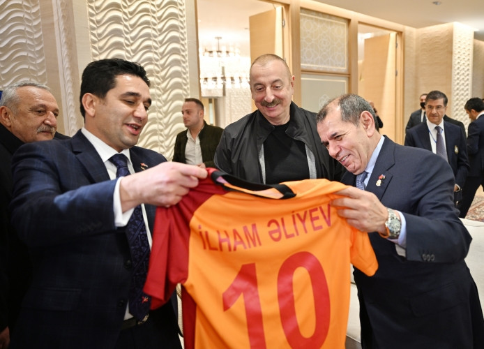 “Qalatasaray” futbol klubunun rəhbəri Prezident İlham Əliyevə xatirə hədiyyələri tədqim edib<font color=red> - FOTOLAR</font>