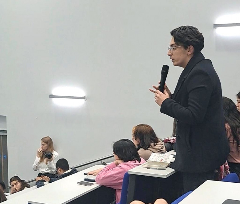 Ermənistan səfiri Londondakı gənclərimizin sərt etirazı ilə qarşılaşıb<font color=red> - FOTOLAR</font>