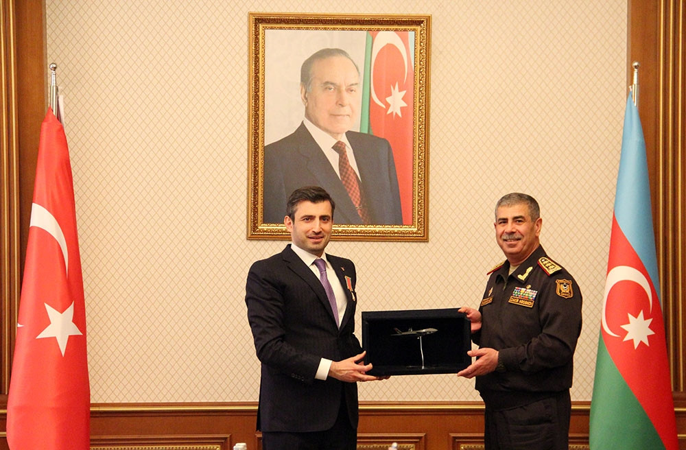 Müdafiə naziri “Baykar” şirkətinin texniki direktoru ilə görüşüb<font color=red> - FOTOLAR</font>