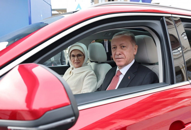 Türkiyənin ilk yerli avtomobili “TOGG”un T10X modeli Prezident Rəcəb Tayyib Ərdoğana təqdim olunub<font color=red> - FOTOLAR</font>