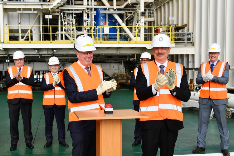 Prezident İlham Əliyev “Azəri-Mərkəzi-Şərqi” platformasının üst modullarının dənizə rəmzi yola salınması mərasimində iştirak edib<font color='red'> - YENİLƏNİB</font><font color=red> - FOTOLAR</font>