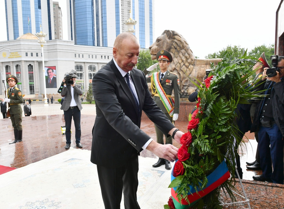 Azərbaycan Prezidenti İlham Əliyev Düşənbədə İsmoili Somoni abidəsini ziyarət edib<font color=red> - FOTOLAR</font>