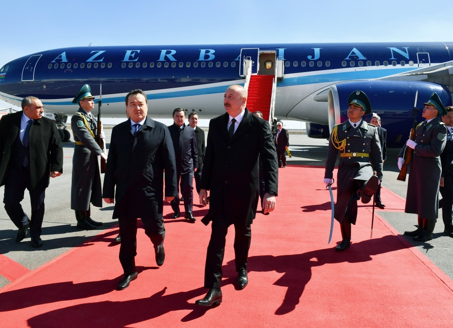 Azərbaycan Prezidenti İlham Əliyev Qazaxıstana rəsmi səfərə gedib<font color=red> - FOTOLAR</font>